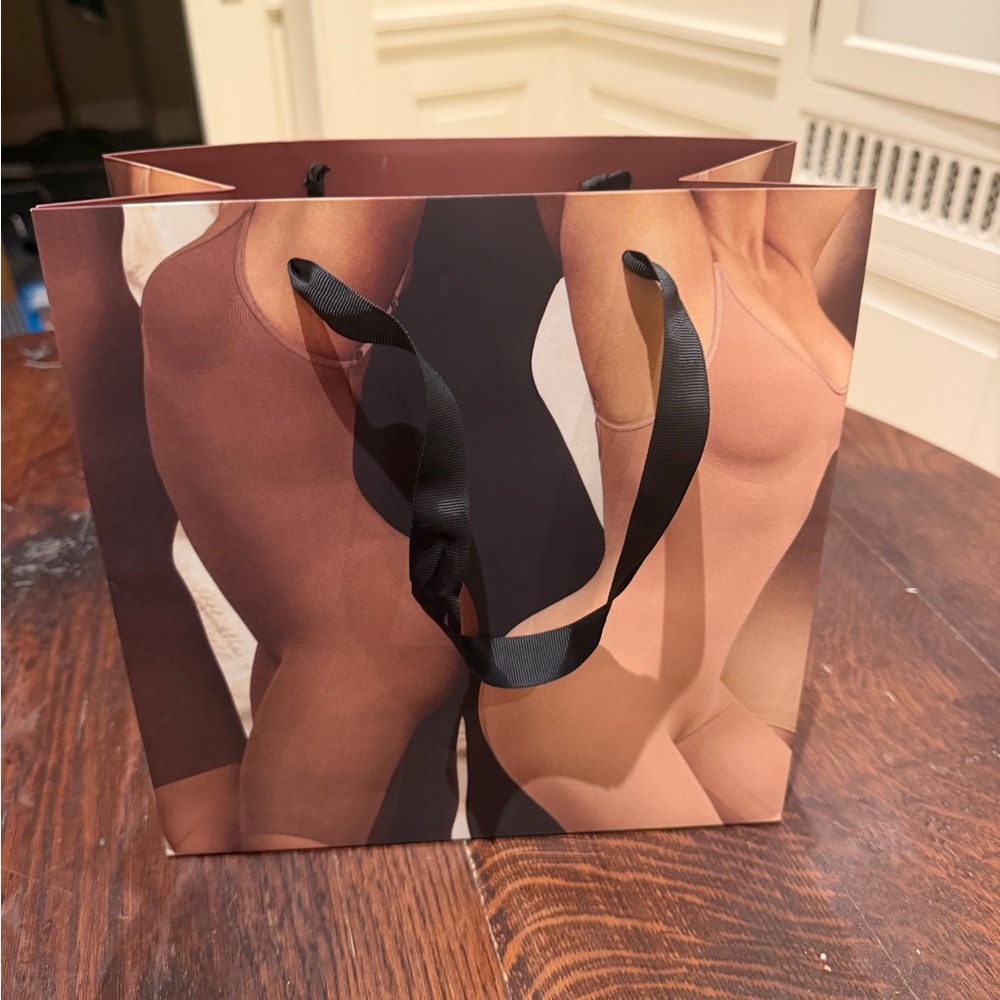 Stylish Shopping Bag with Black Handles skims shopping bag